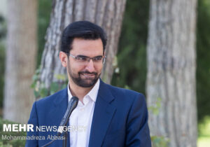 آذری جهرمی: بازی قدرت را کنار بگذارید و ترمز نرخ ارز را بکشید!