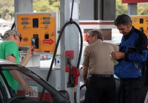 اعلام افزایش قیمت بنزین با پاکتهای محرمانه / گرانی بنزین مثل بمب در جایگاههای سوخت ترکید