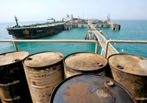 بلومبرگ مدعی شد: کاهش خرید نفت ایران توسط چین / انباشت نفت ایران در دریا به بیشترین میزان از سال ۲۰۲۳ رسید