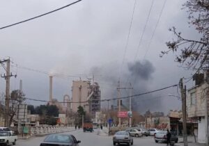 حریق در محوطه کارخانه سیمان / بررسی علت حادثه آغاز شد