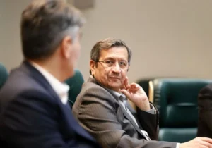 رئیس اتاق اصناف: همتی وعده داد تا یک سال آینده ارز را ثابت نگه میدارد