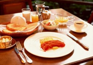 صبحانه ای محبوب و خوشمزه که فشار خون شما را بالا میبرد