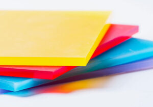 قیمت پلکسی گلاس چگونه محاسبه میشود؟ عوامل مؤثر بر هزینه