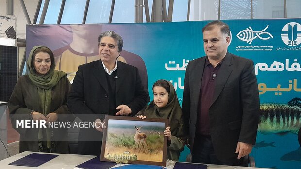 نماد زیستی اصفهان روی پیراهن سپاهان؛تفاهمنامه حفاظت از آفانیوس امضا شد نماد زیستی اصفهان روی پیراهن سپاهان؛تفاهمنامه حفاظت از آفانیوس امضا شد