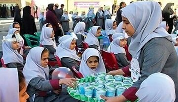 وزیر آموزش و پرورش: شیر فقط در مدارس ابتدایی دولتی توزیع میشود