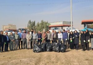 ۴ هکتار مزارع آلوده به پلاستیک روستای کرند گرمسار پاکسازی شد