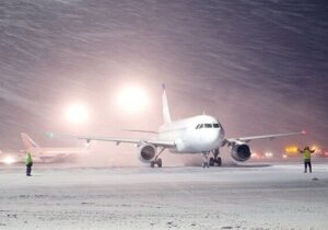 با وجود بارش برف؛ پروازها طبق روال عادی در حال انجام است