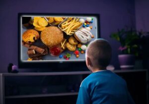 تبلیغ خوراکیهای ناسالم در فضای آنلاین و تلویزیون بریتانیا ممنوع شد