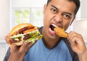 این غذاها ریسک ابتلای شما به بیماریهای روانی را بالا میبرند