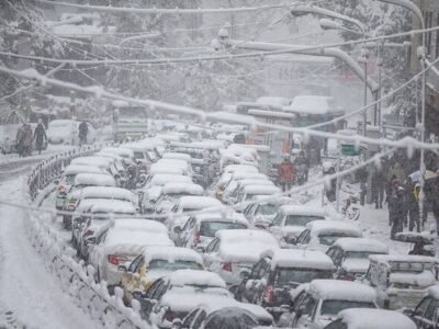 بارش برف خیابان های تهران را قفل کرد