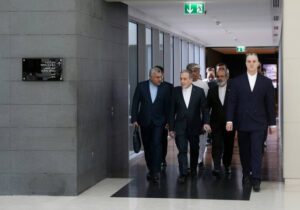 بازی روانی-نظامی آمریکا همزمان با آغاز مذاکرات دیپلماتیک