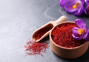 زعفران تقلبی؛ معضل بزرگ بازار است | نقش صنف چاپخانه داران در توزیع گسترده طلای سرخ جعلی