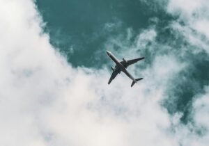 عوامل موثر بر قیمت بلیط هواپیما چیست ( نرخ ارز یا سیاست قیمت گذاری کدام موثر تر هستند؟)