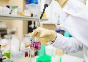 تجربه جنگ باید مبنای اصلاح نظام تأمین دارو قرار گیرد