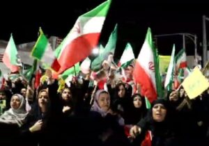 تجمع شبانه مردم در بندر دیر