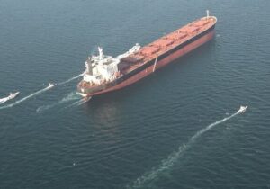 تصمیم آمریکا درباره تردد کشتیها در بنادر ایران / بازار نفت در انتظار تحولات جدید