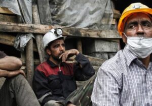 تولید زیر بمباران دشمن ادامه دارد