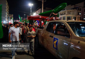 حضور عروس و داماد آستانهای در پنجاه و سومین اجتماع شبانه
