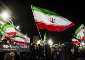 حضور مردم ایلام در خیابان زیر بارش باران