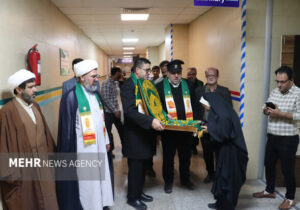 خادمان رضوی به بیمارستان برازجان رفتند؛ دیدار با خانواده شهدای دشتستان