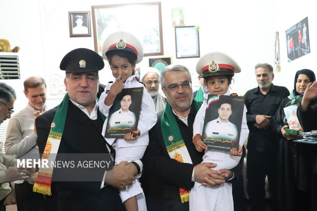 خادمان رضوی به بیمارستان برازجان رفتند؛ دیدار با خانواده شهدای دشتستان خادمان رضوی به بیمارستان برازجان رفتند؛ دیدار با خانواده شهدای دشتستان