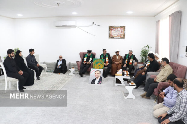 خادمان رضوی به بیمارستان برازجان رفتند؛ دیدار با خانواده شهدای دشتستان خادمان رضوی به بیمارستان برازجان رفتند؛ دیدار با خانواده شهدای دشتستان