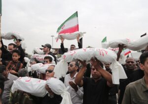 روزی که میناب کربلا شد؛ روایت مادری که محمدش را از میان آوار پیدا کرد