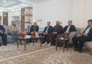 مسئولان چگنی با خانواده شهید «احمد میرزاوند» دیدار کردند.