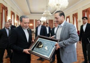 اهدای تابلوی ورزش کهن ایران به فرمانده ارتش پاکستان