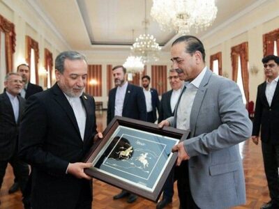 اهدای تابلوی ورزش کهن ایران به فرمانده ارتش پاکستان