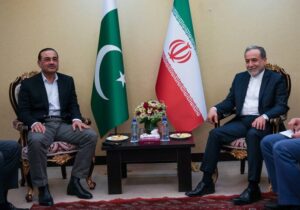 دیدار فرمانده ارتش پاکستان با وزیر امور خارجه کشورمان