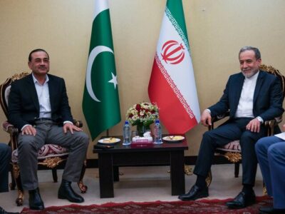 دیدار فرمانده ارتش پاکستان با وزیر امور خارجه کشورمان
