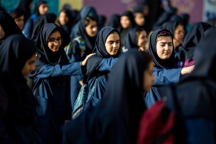 مدرسه هم «طبقاتی» شده؛ «بچههای باهوش با حسرت نگاه میکنند، برخی با پول و سهمیه دانشگاه خوب میروند» مدرسه هم «طبقاتی» شده؛ «بچههای باهوش با حسرت نگاه میکنند، برخی با پول و سهمیه دانشگاهها میروند»