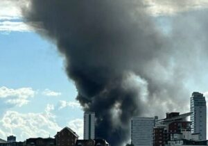 آتشسوزی گسترده در جنوب لندن/ ۱۰۰ آتشنشان به محل حادثه اعزام شدند