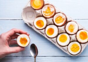 زرده تخممرغ: منبع غنی لوتئین و گزانتین برای سلامت چشم