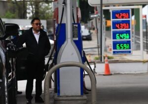 افزایش قیمت بنزین در آمریکا/ تنشهای خاورمیانه، اقتصاد جهانی را هدف گرفت