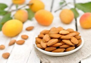 هسته زردآلو را نخورید!/ تلخی گیری به معنی بی خطر شدن هسته نیست!