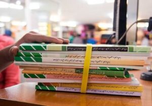 افزایش چشمگیر بهای کتاب درسی/ ۸ درصد دانشآموزان هنوز برای کتاب ثبتنام نکردهاند /حذف کتاب کاغذی در دستور کار است؟