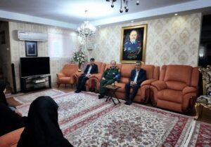 دیدار معاون اجرایی رئیسجمهور با خانواده وزیر دفاع شهید