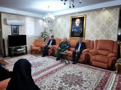 دیدار معاون اجرایی رئیسجمهور با خانواده وزیر دفاع شهید
